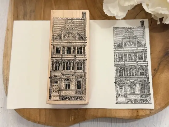 Brownstone with circular protus